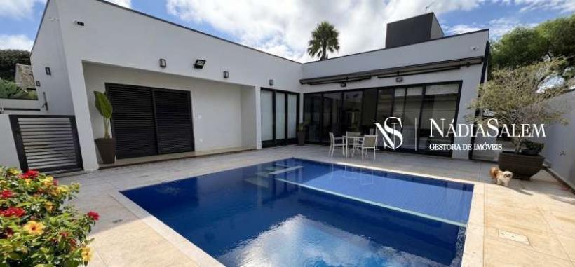 Sofisticação, conforto e integração em uma residência moderna com 3 suítes, pé-direito duplo, ambientes amplos e área social conectada à piscina.  Localizada em um dos condomínios mais valorizados da cidade, com lazer completo e segurança.  Conheça todos os detalhes.